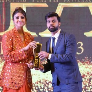 Receiving Award from Shilpa Shetty for Best Digital Marketing Agency